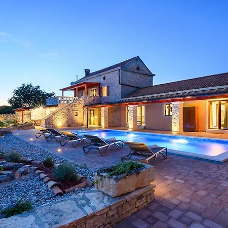 Сasa de vacaciones Gorgeous In With Jacuzzi Biograd Na Moru