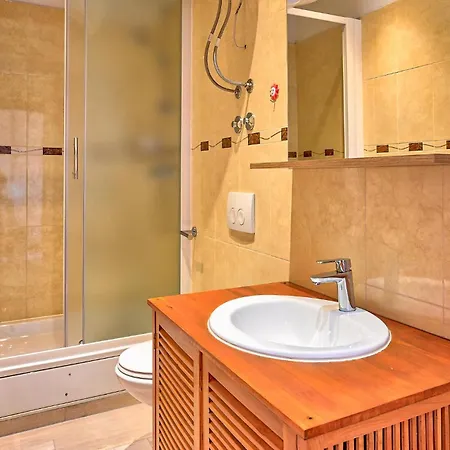 Gorgeous In With Jacuzzi *